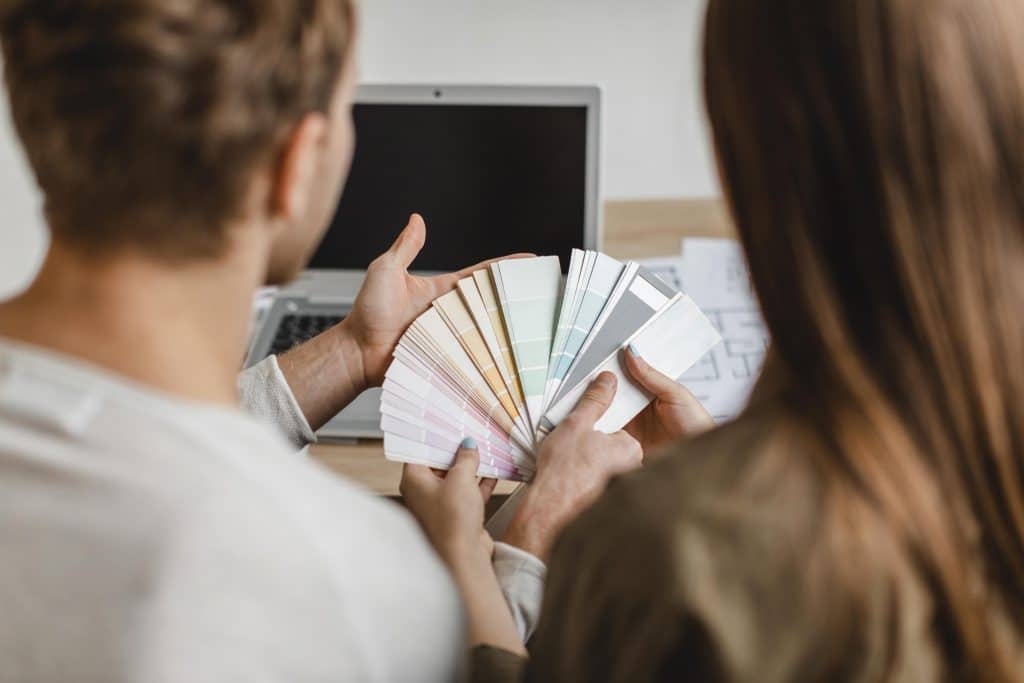 Couple qui consulte un nuancier de couleurs