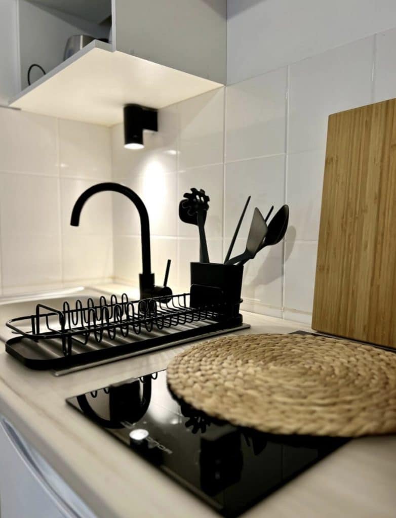 Cuisine équipée avec évier, plaque de cuisson et rangements
