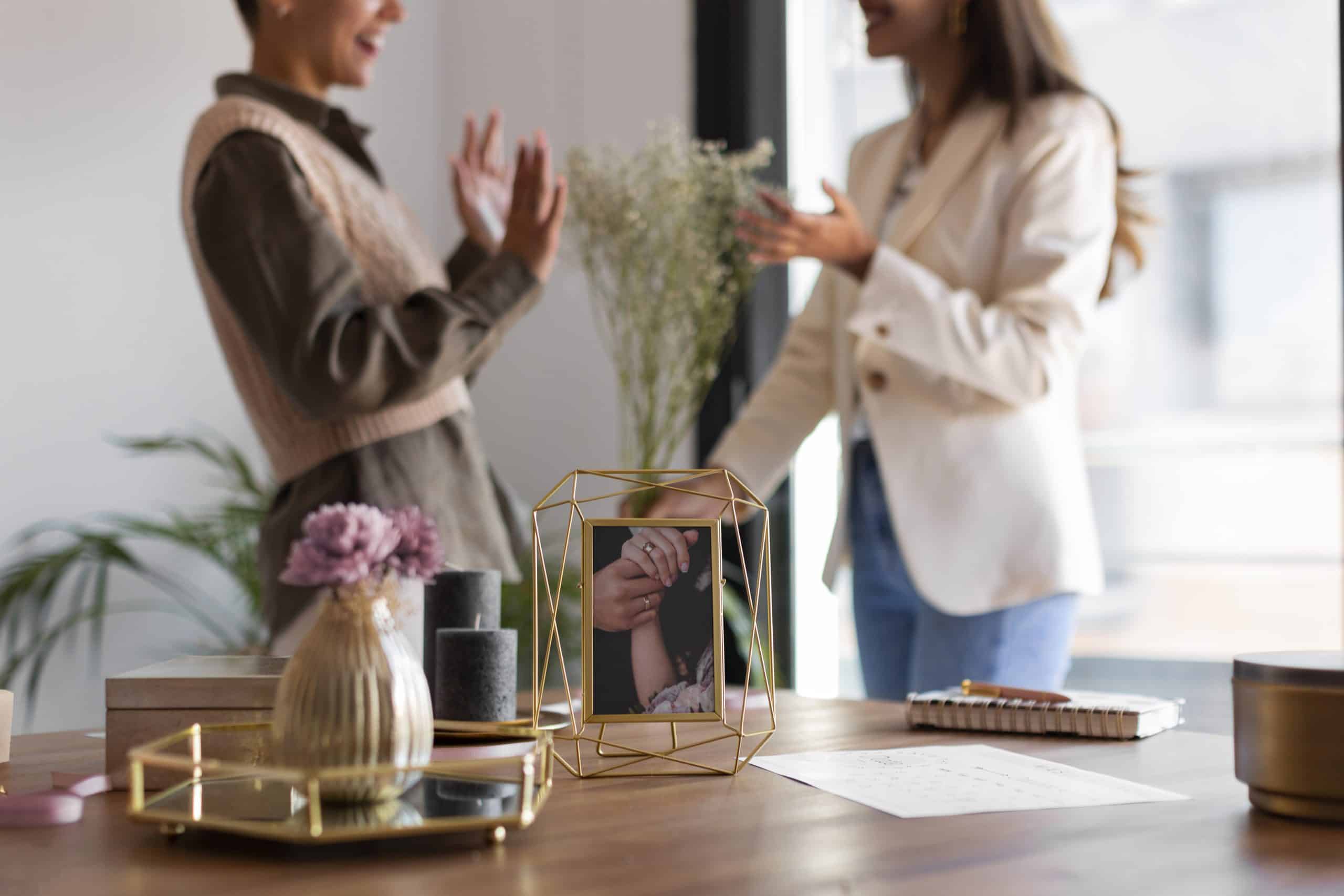 Deux personnes discutant d’un projet de décoration dans un intérieur avec des plantes