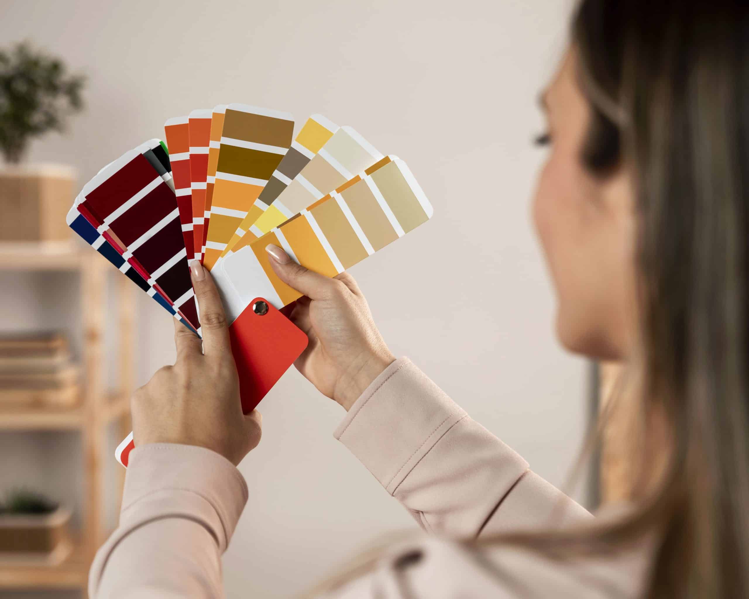 Femme tenant un nuancier de couleurs et un téléphone