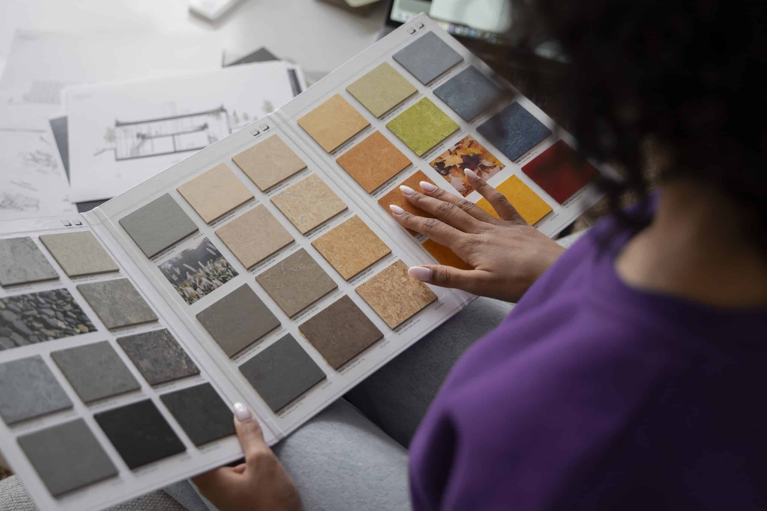 Femme consultant une palette de couleurs dans un livre