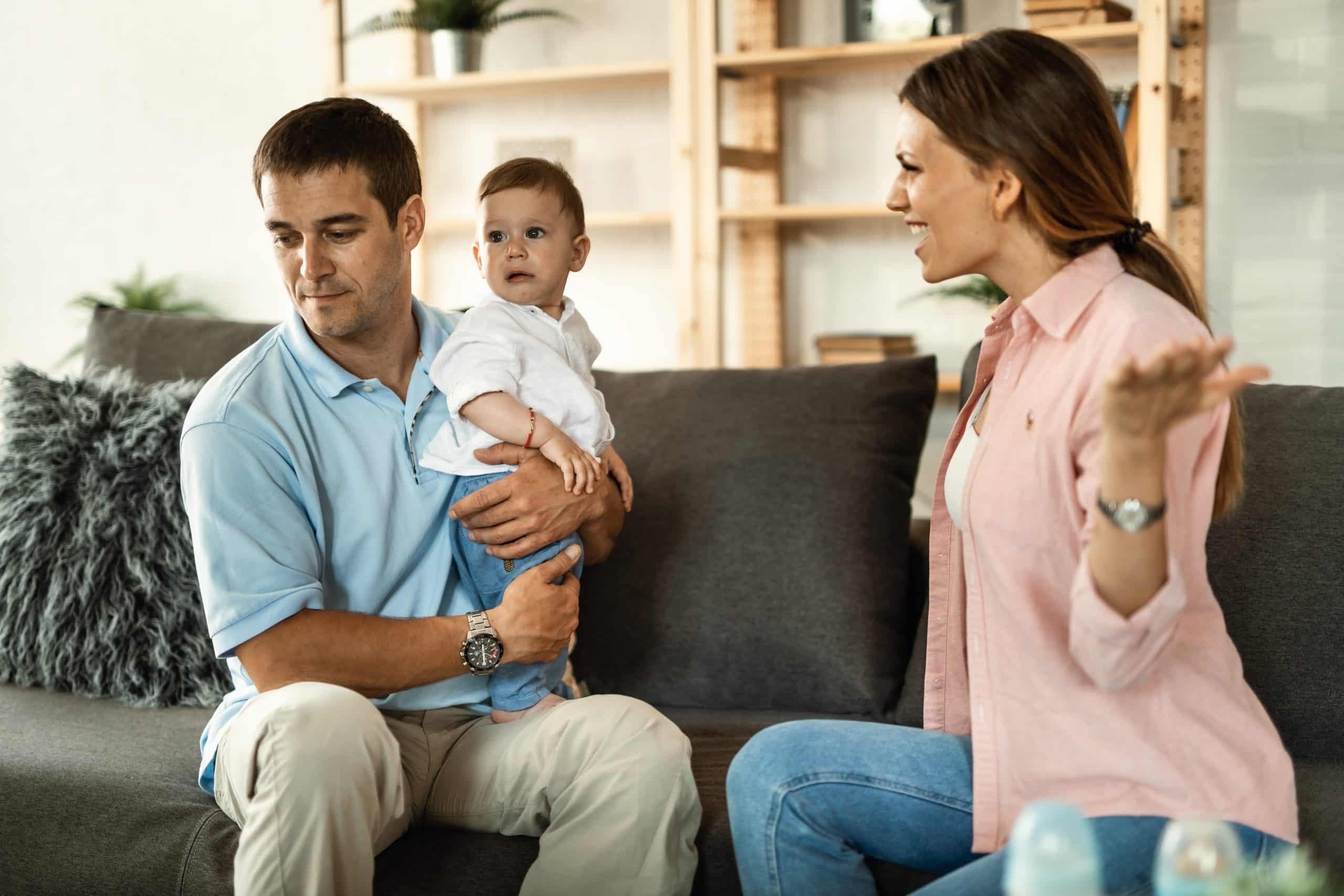 Couple se disputant avec un enfant dans les bras
