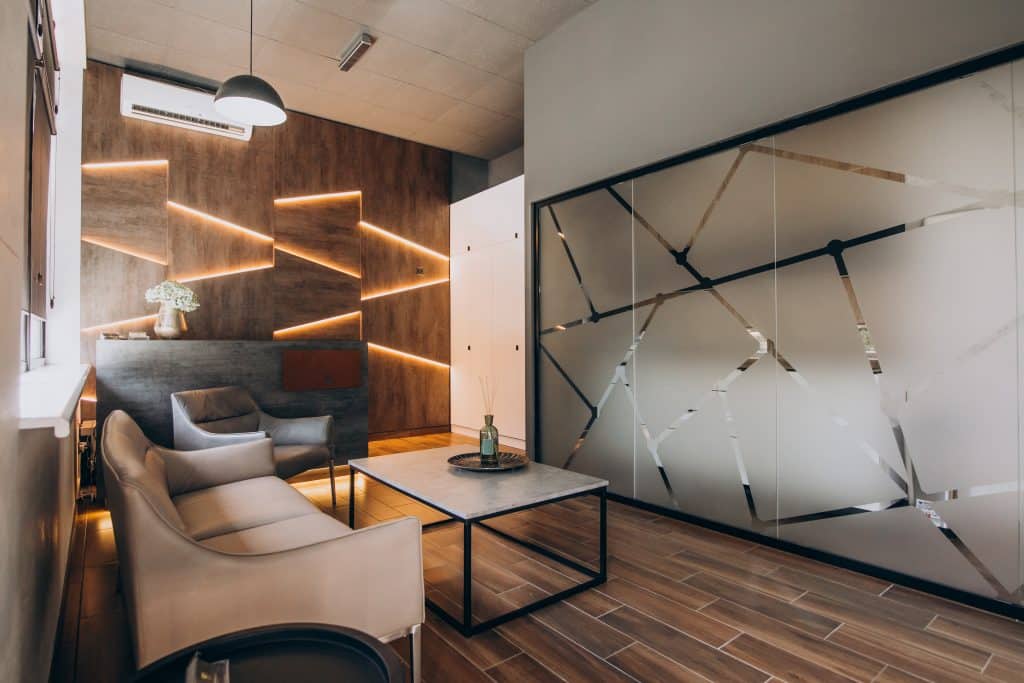 Intérieur décoré avec un canapé et une table basse