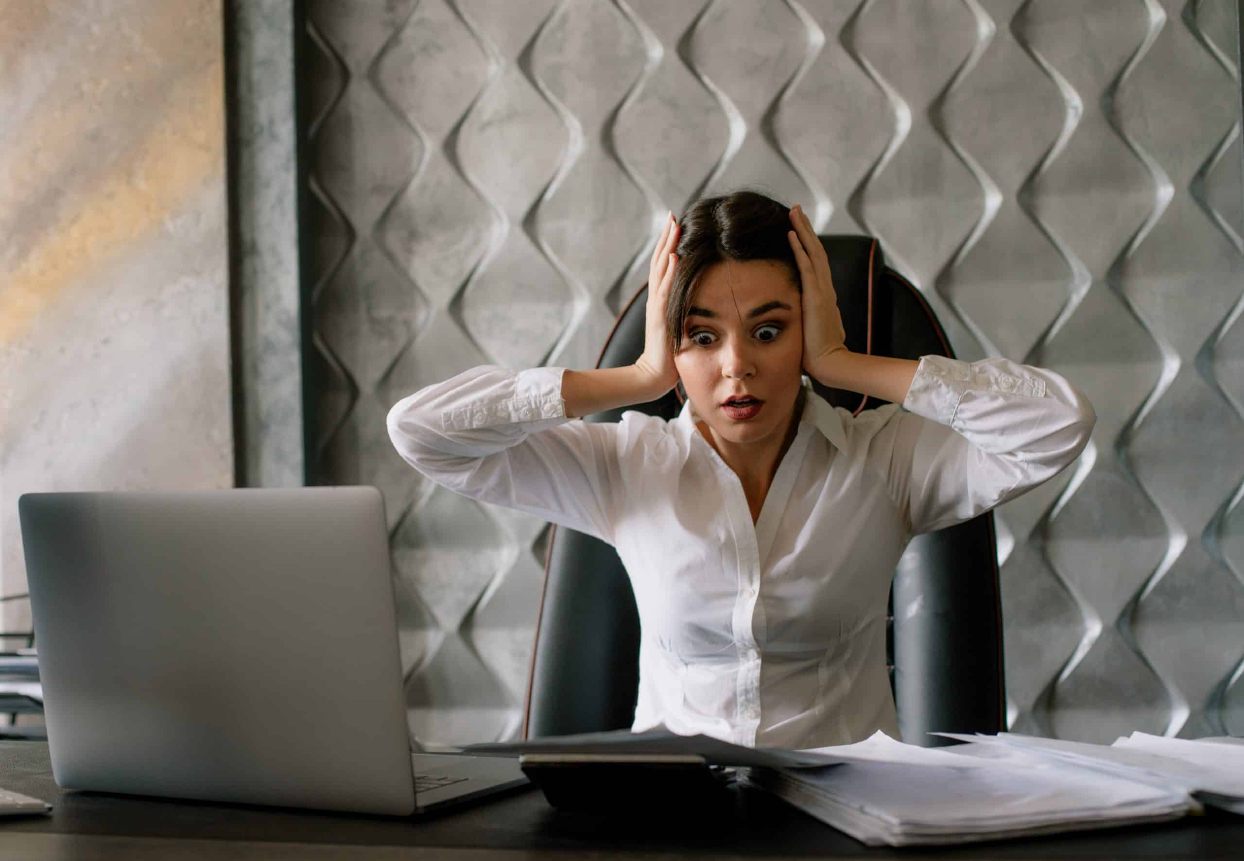 Femme se sentant submergée dans son bureau